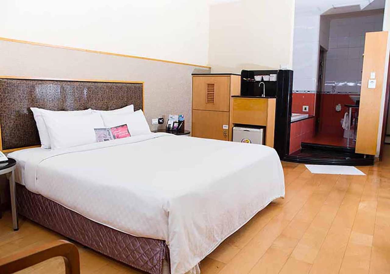 Royal Group Motel Chien Kuo Branch Kaohsiung Eksteriør billede